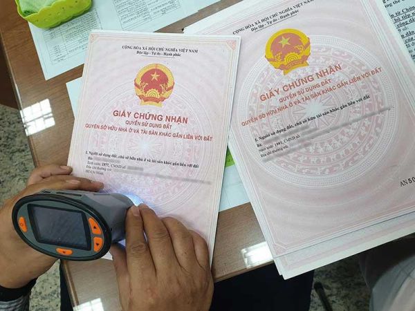 Làm giấy tờ giả bao kiểm tra và công chứng