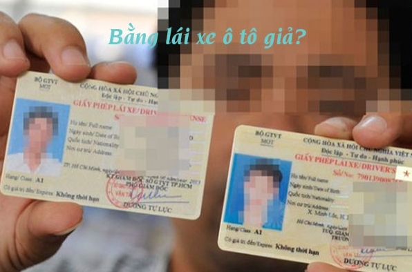 Cách 1 là quan sát bằng mắt thường và so sánh các đặc điểm của GPLX thật và giả.