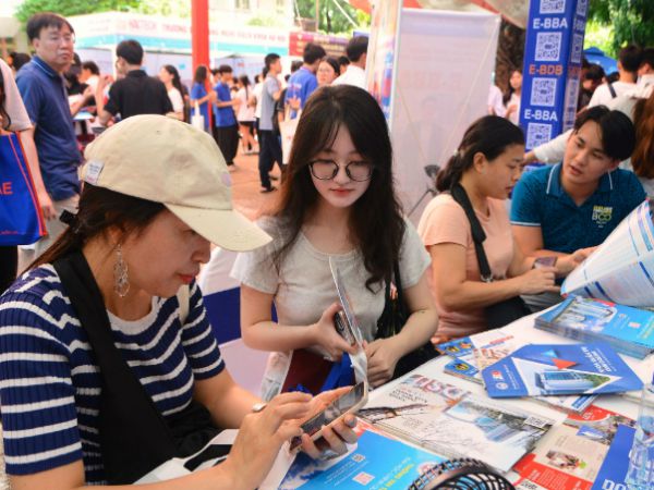 Câu hỏi thường gặp về điểm sàn và điểm chuẩn